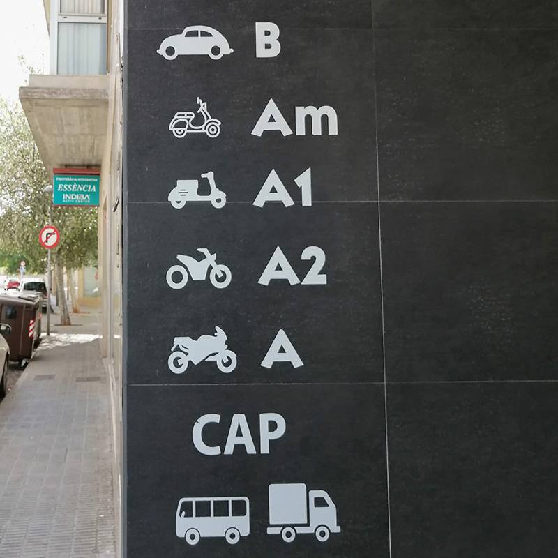 Категории водительских удостоверений на стене автошколы. А1, А2 и А отличаются мощностью мотоцикла