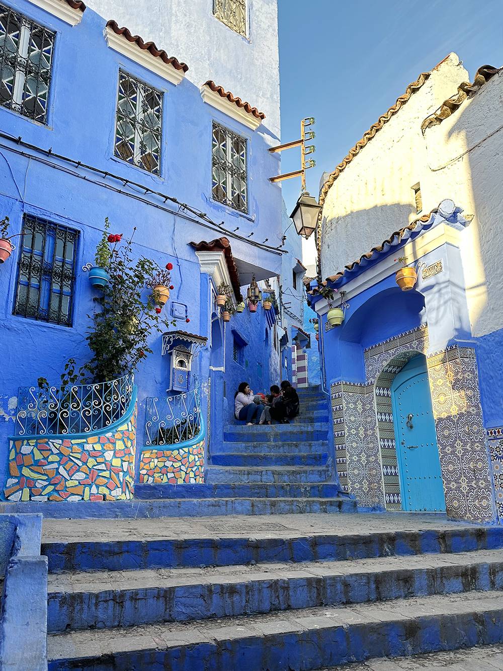 Идея покрасить здания медины в голубой цвет принадлежит евреям, которые жили в городе. Цвет должен был символизировать близость города и его жителей к Богу