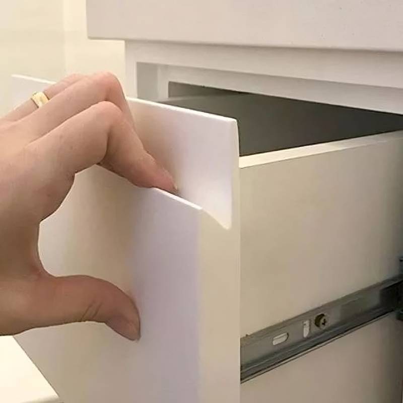 Фрезерованные ручки интегрированы в фасад и не выступают наружу. Источник: marcenariaishida.com.br / Pinterest