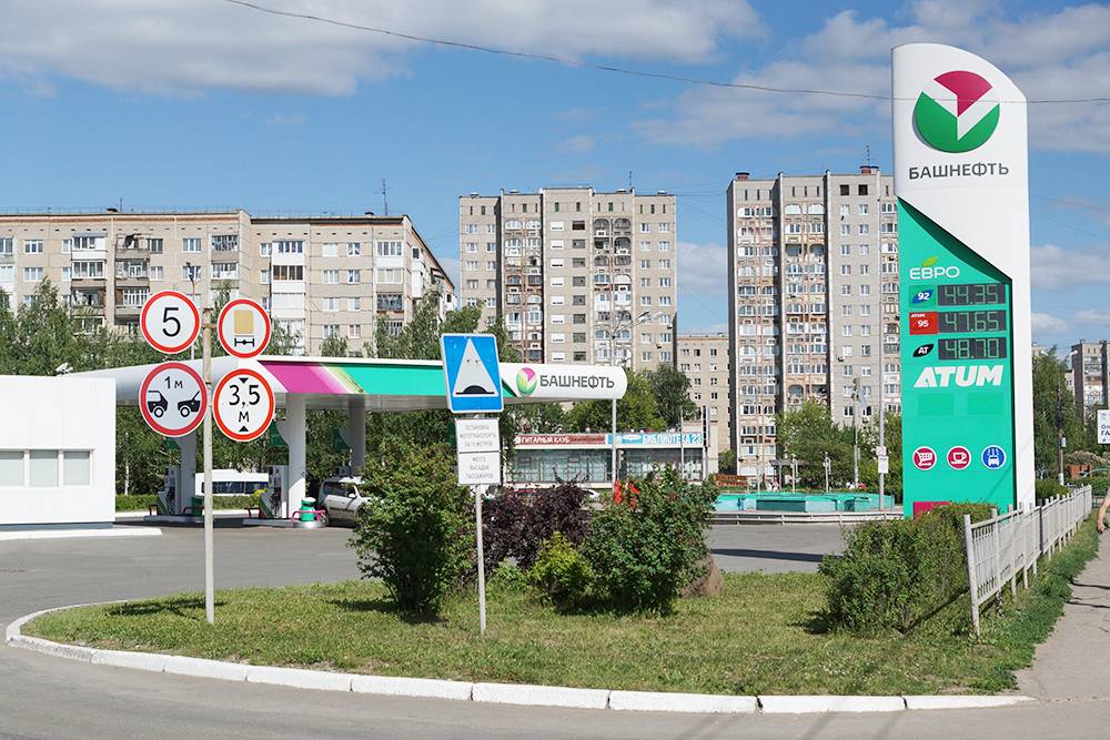 Обычная заправка в Ижевске. Бензин АИ-92 стоит 44 <span class=ruble>Р</span> за литр — это июль 2021&nbsp;года