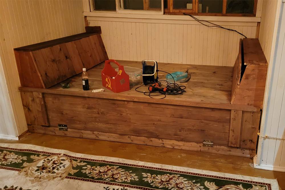 Затем сделал стенки с откосами, в одном из которых потайной ящик для&nbsp;роутера и проводов. Финального варианта фото нет, но к дивану купил матрас за 2500 <span class=ruble>Р</span>, а по кругу разложили подушки. На боковых полочках расставлены книги