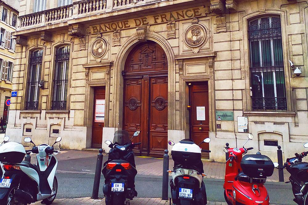 Банки в Марселе выглядят монументально