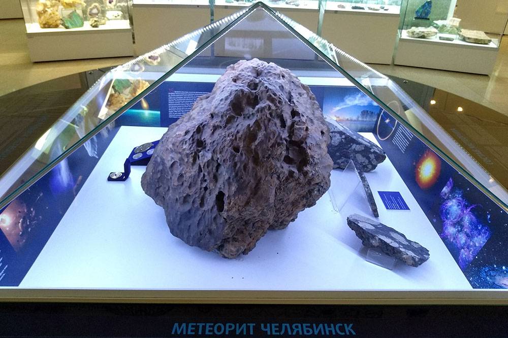 Метеорит выглядит как большой булыжник. Теперь он хранится в краеведческом музее