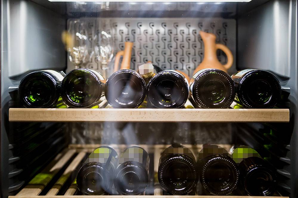 Вино лучше хранить в специальном холодильнике, так оно не превратится в уксус