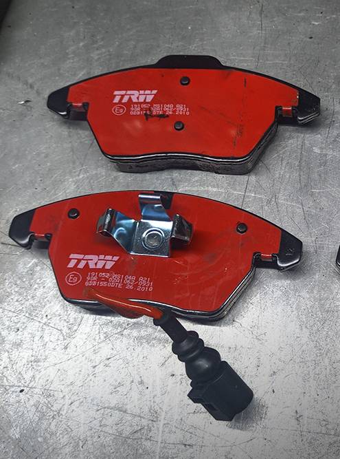 Новые колодки с датчиком износа. Красная накладка — показатель специальной серии с улучшенными характеристиками