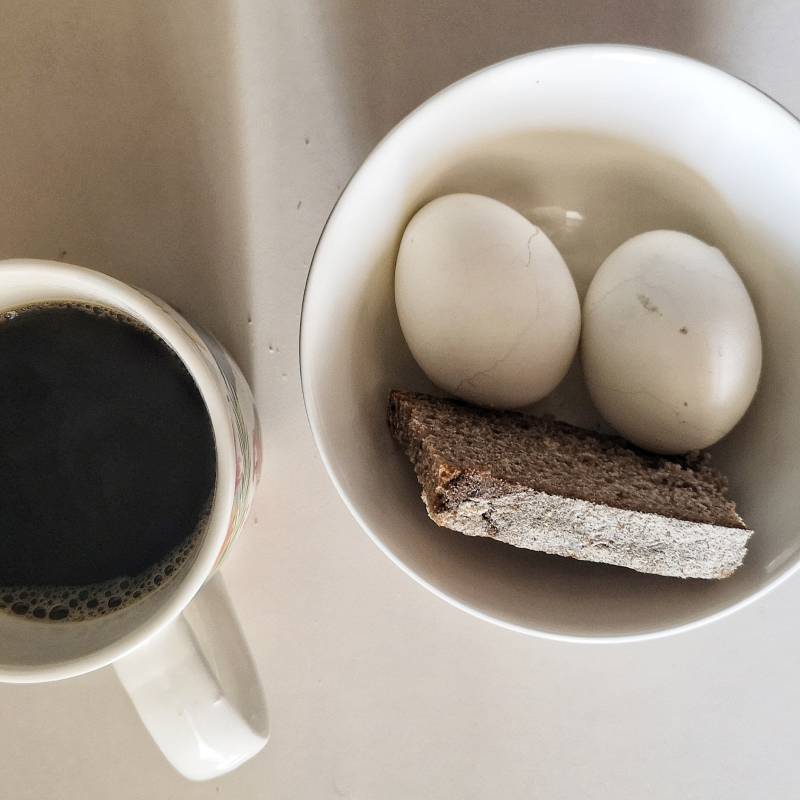 Завтрак: вареные яйца, хлеб и кофе