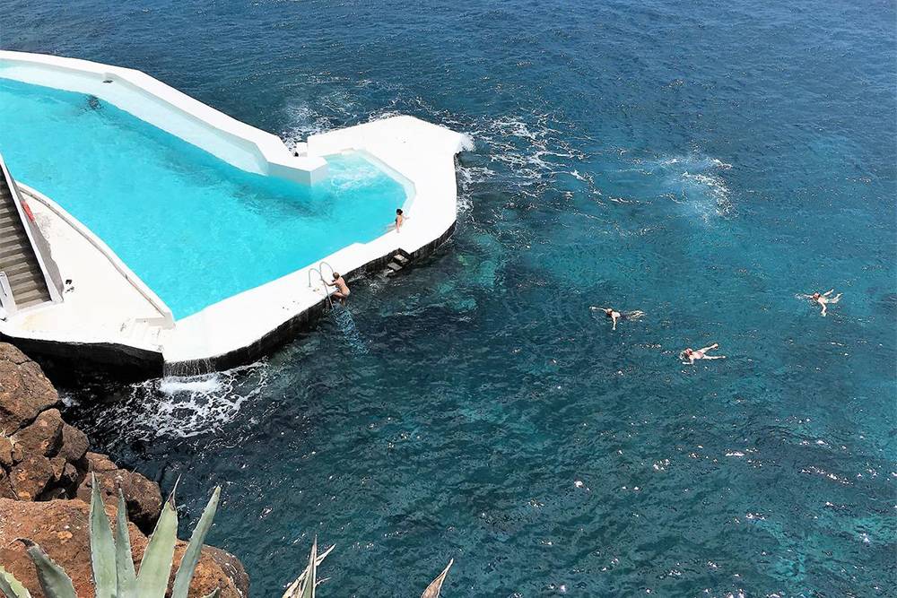 Отель Albatroz Beach & Yacht Club на Мадейре мы сняли на сутки перед вылетом из-за этого бассейна с соленой водой у Атлантического океана. Температура воды в бассейне — +18 °С. Источник: Albatroz Beach & Yacht Club / Booking.com