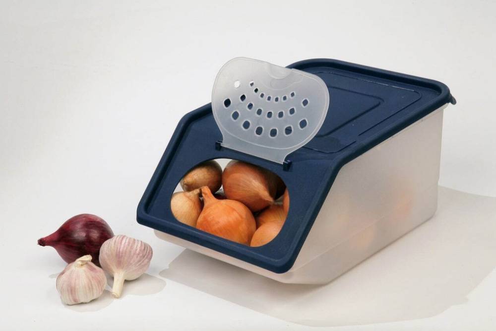 Овощи удобно хранить в контейнере с клапаном. Такие ящики можно ставить один на другой. Источник:&nbsp;ozon.ru