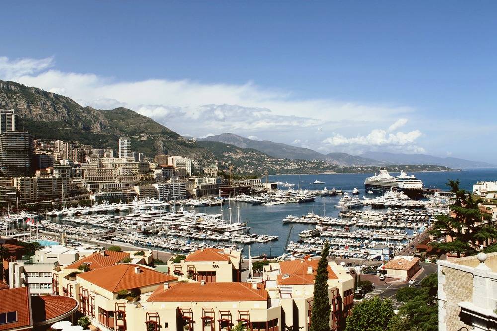 Цены на индивидуальные экскурсии с трансфером из Ниццы в Монако начинаются от 50 € (3550 <span class=ruble>Р</span>), билет на маршрутный автобус № 100 обойдется в 1,5 € (107 <span class=ruble>Р</span>). Дорога проходит по живописным местам с прекрасными видами на Средиземное море