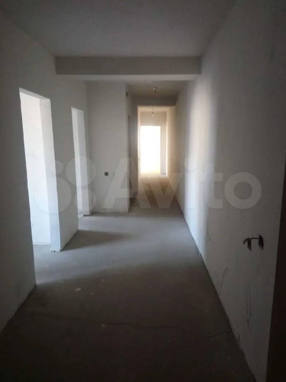 Фотографии квартиры на «Авито» были не очень зажигательные и неактуальные — на деле в коридоре уже лежала плитка