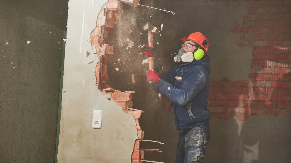 Как демонтировать старый ремонт в квартире