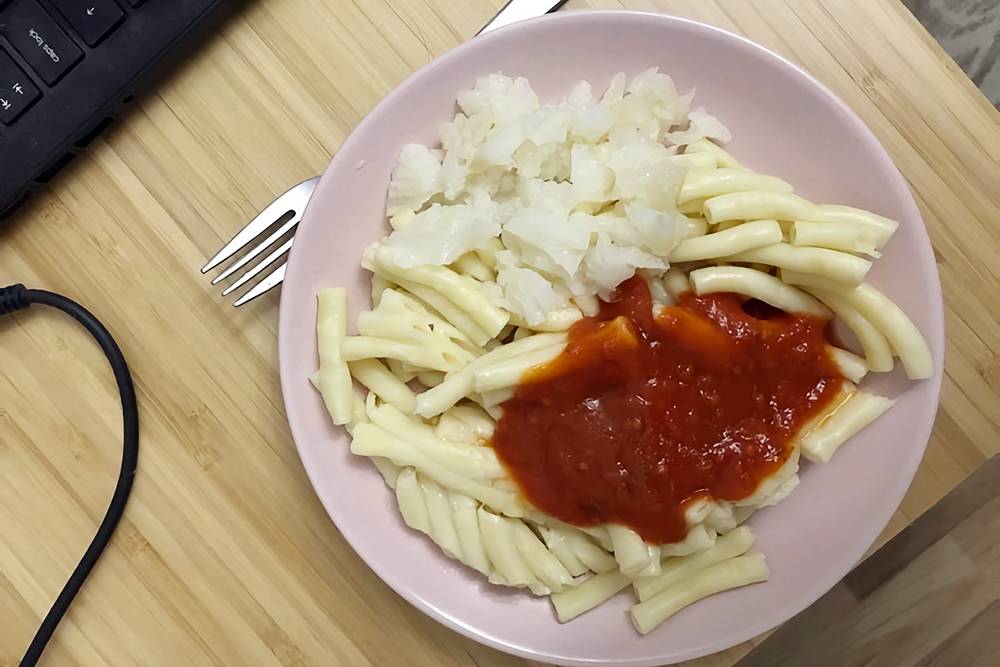 Ужин: кусочки палтуса, макароны, домашний кетчуп