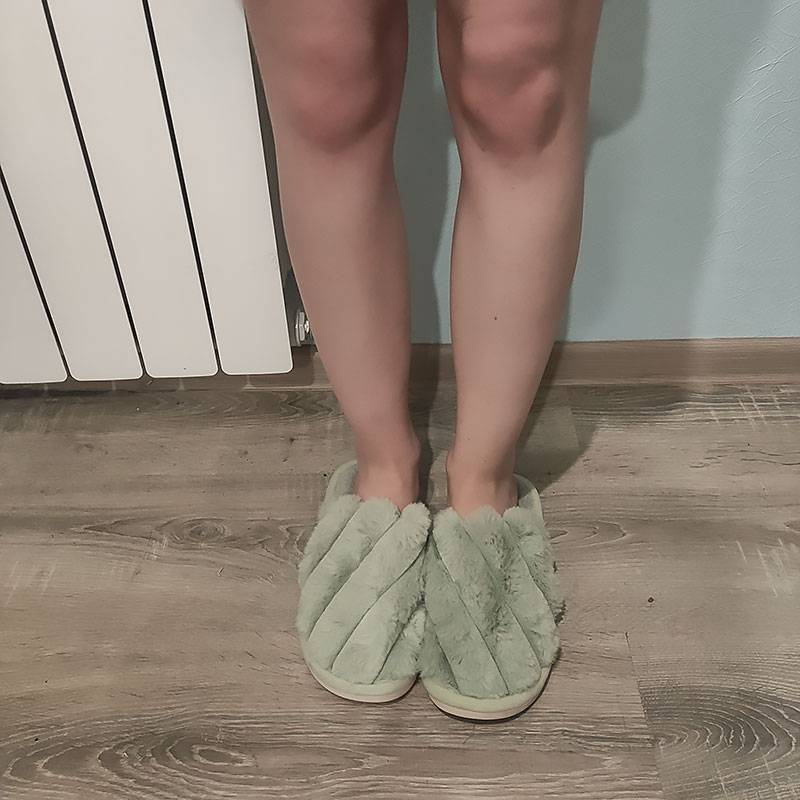 Ноги дочери № 1 в теплых тапках, которые она не могла выбрать неделю