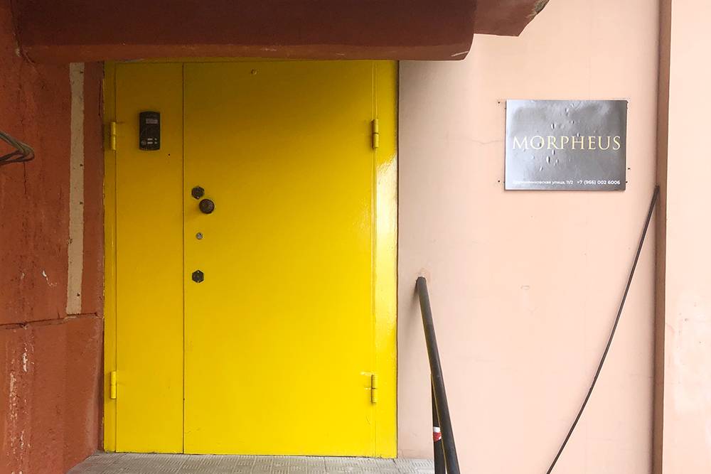 Предыдущую площадку гостям не всегда было просто найти, поэтому на новом месте дверь перекрасили в ярко-желтый, чтобы было заметнее. Потратили на это 3500 <span class=ruble>Р</span>
