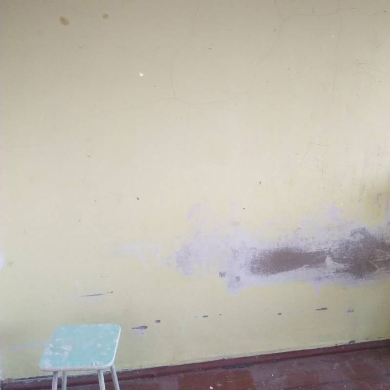 В спальне старая советская краска была нанесена прямо на побелку. Поэтому она стерлась в том месте, где раньше стояла кровать