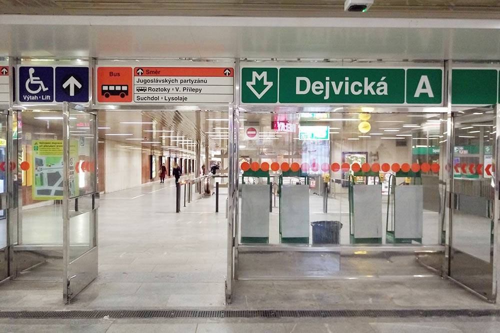 На входе и выходе в метро нет турникетов — покупка билета остается на совести пассажира и на контроле проверяющих