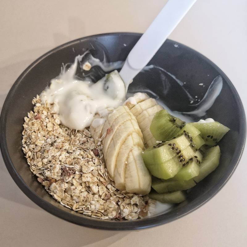 Завтрак: йогурт с гранолой и фруктами