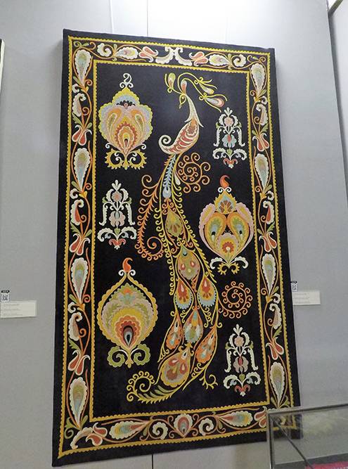 Художественная ручная вышивка — важнейшее узбекское ремесло. По местным обычаям, у девушки в приданом должно быть 10—15 вышивок, которые она сделала сама