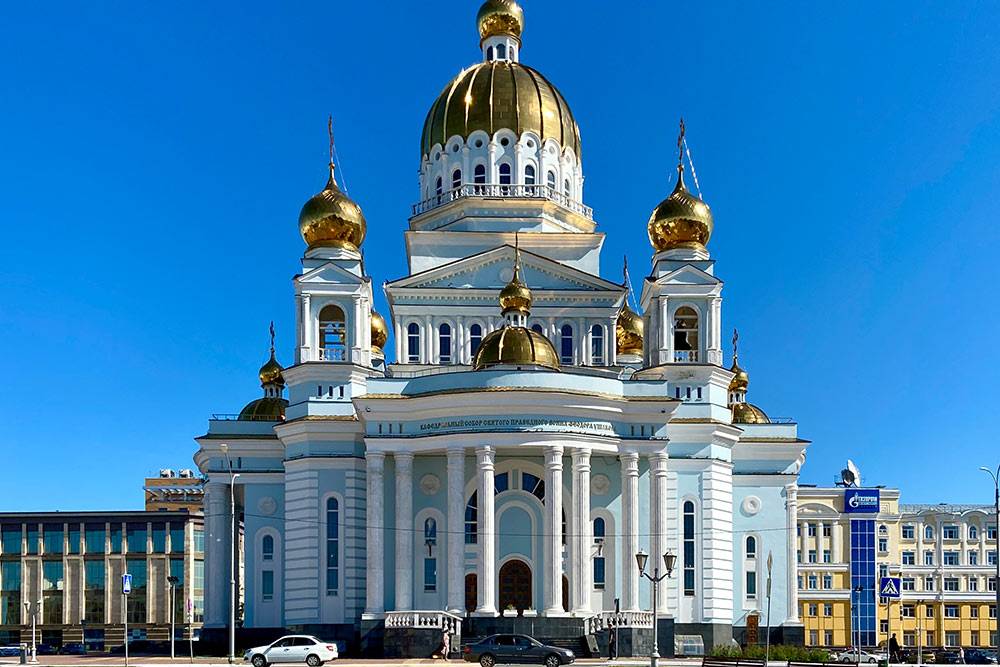 Колокола собора отлиты в Ярославской области по старинной технологии. Самый большой весит 6 тонн. Их звон можно услышать по воскресеньям и праздничным дням