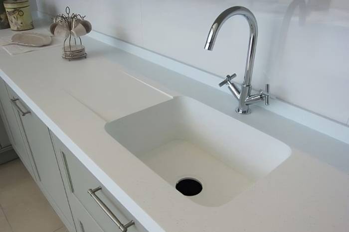 Так выглядит мойка, интегрированная в столешницу из искусственного камня. Источник: mons.pro / Pinterest