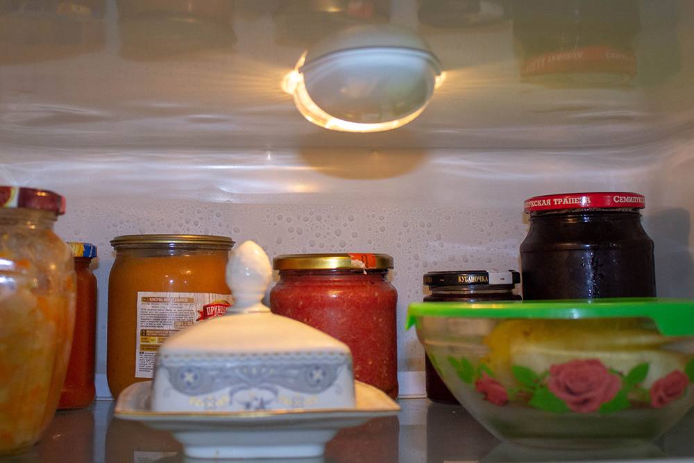 Закрытые маринады хранить в холодильнике не обязательно, но у меня в нем много места, а в кухонных шкафах — мало. Поэтому я поставила их на верхнюю полку холодильника