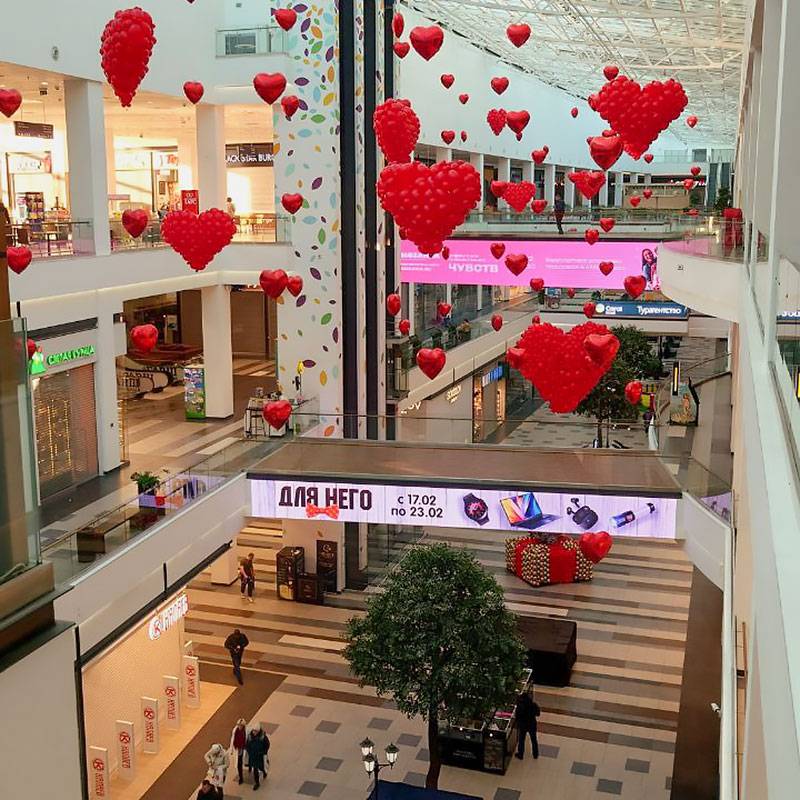 В торговом центре до сих&nbsp;пор украшения ко Дню святого Валентина