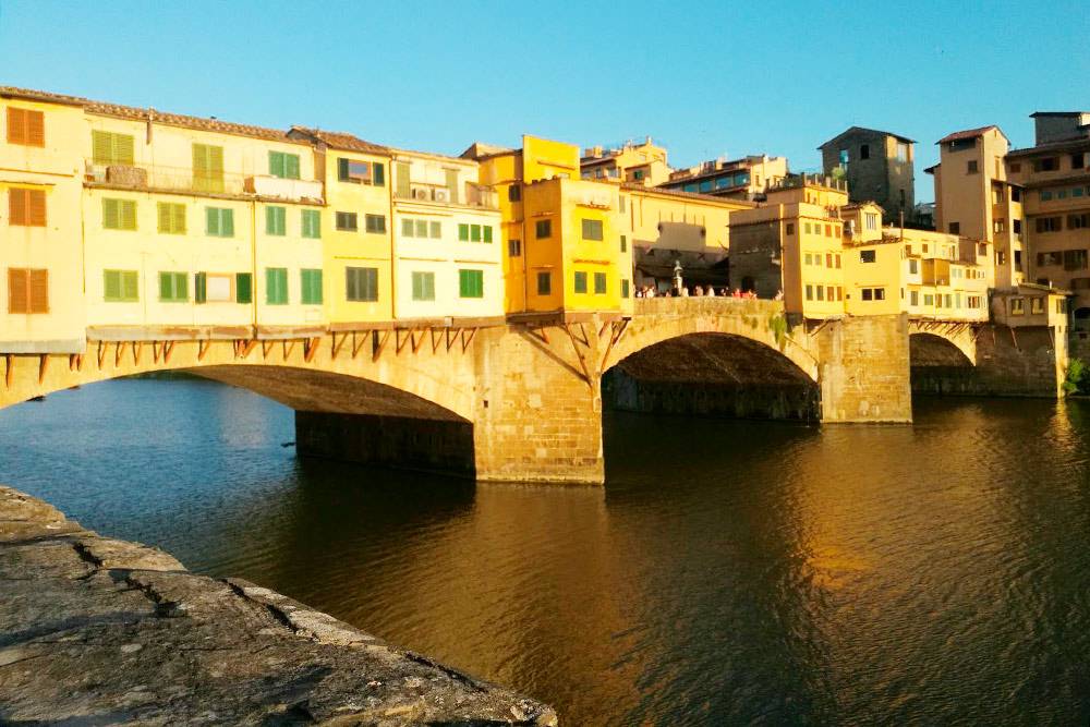 На знаменитом флорентийском мосту Понте-Веккьо в Средние века торговали мясники, а сейчас там самые дорогие бутики города
