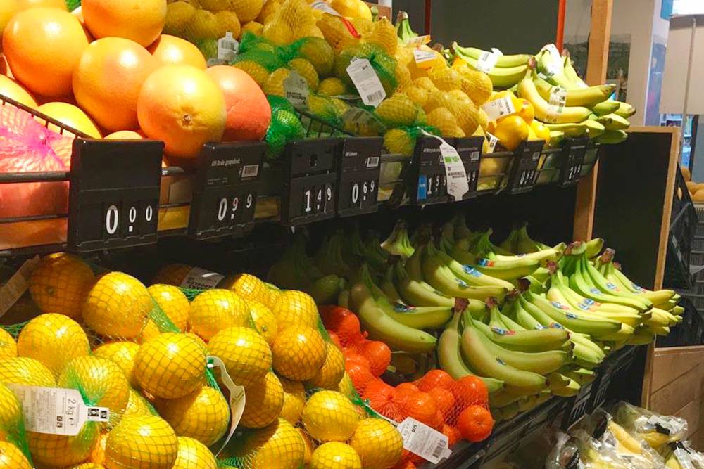 Такой набор фруктов продается круглый год. Их привозят в основном из Южной Америки и Южной Африки
