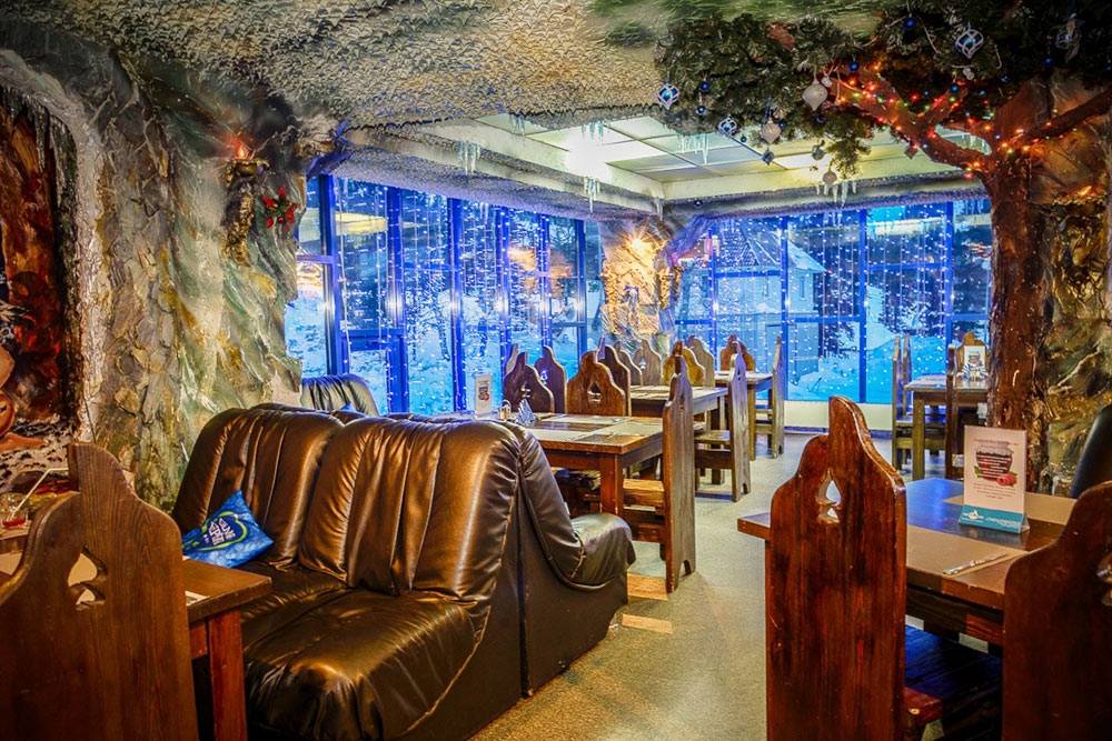 Интерьер в ресторане «Лапландия» оформлен в пещерном стиле