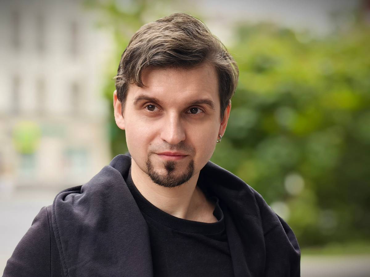 Портрет с зумом 3,5х. Еще недавно смартфоны не умели делать портреты такого качества. Лицо не кажется вытянутым, виден каждый волосок и даже рисунок на радужке глаз, а задний фон красиво размыт