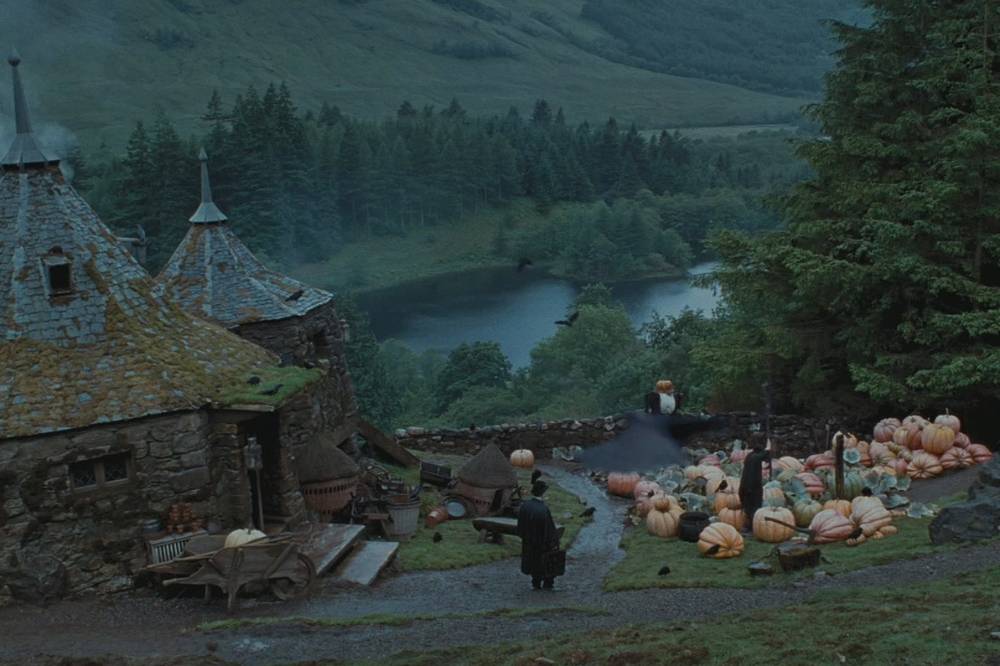 Хижина Хагрида в окрестностях Хогвартса с видом на лес, озеро и горы. Источник: фильм «Гарри Поттер и узник Азкабана», Warner Bros. Pictures