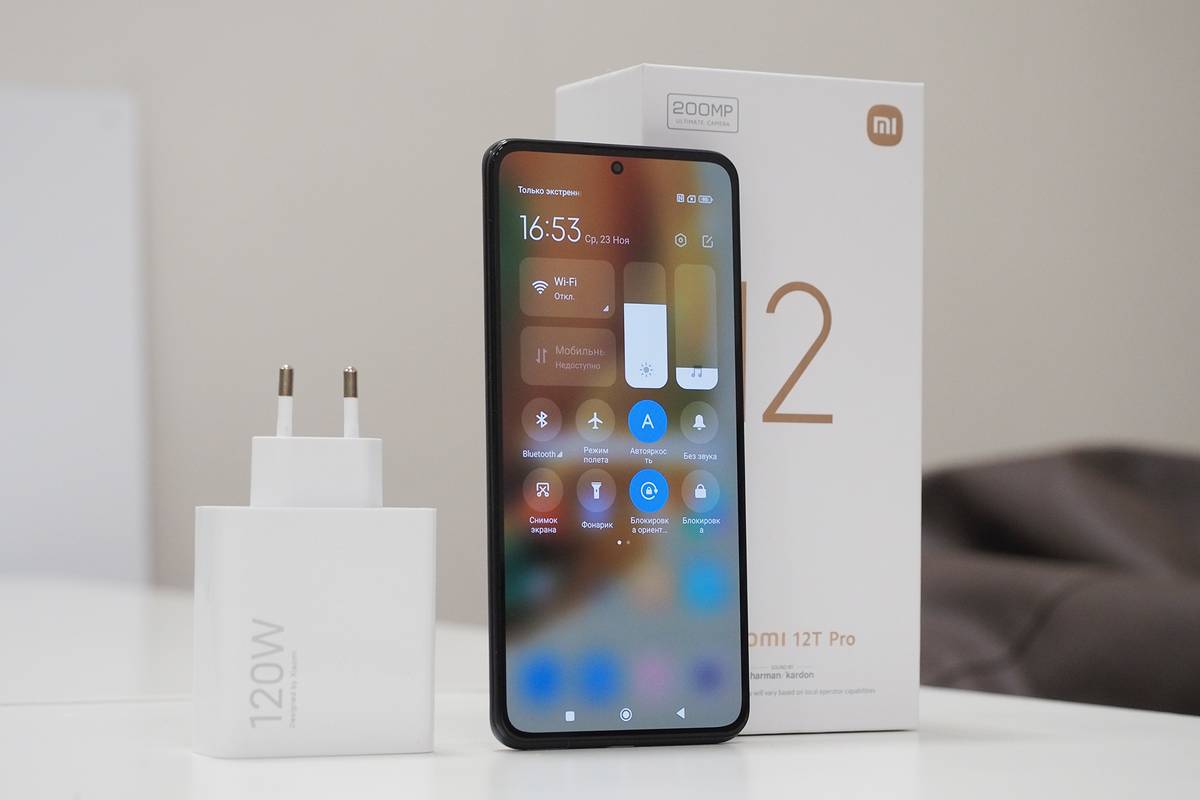 Если использовать Xiaomi 12T Pro экономно и снизить частоту обновления дисплея до 60 Гц, то аппарат проработает два дня без подзарядки