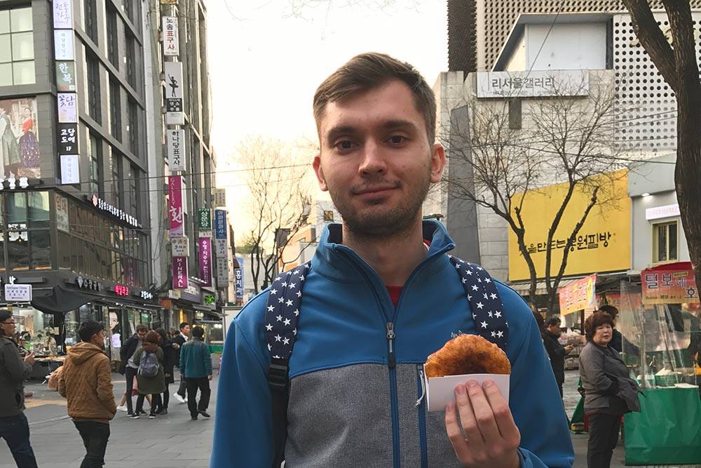 Прямо на улице готовят пирожки с яблоком и корицей