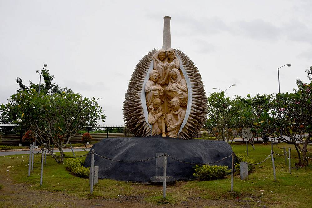 Памятник дуриану в аэропорту Давао. Дуриан — это символ города