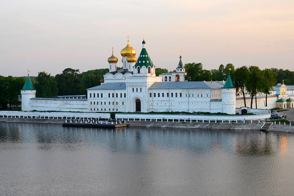 Лучшие виды на монастырь открываются с противоположного берега и моста через реку Кострому. Фото: Kirill Skorobogatko / Shutterstock