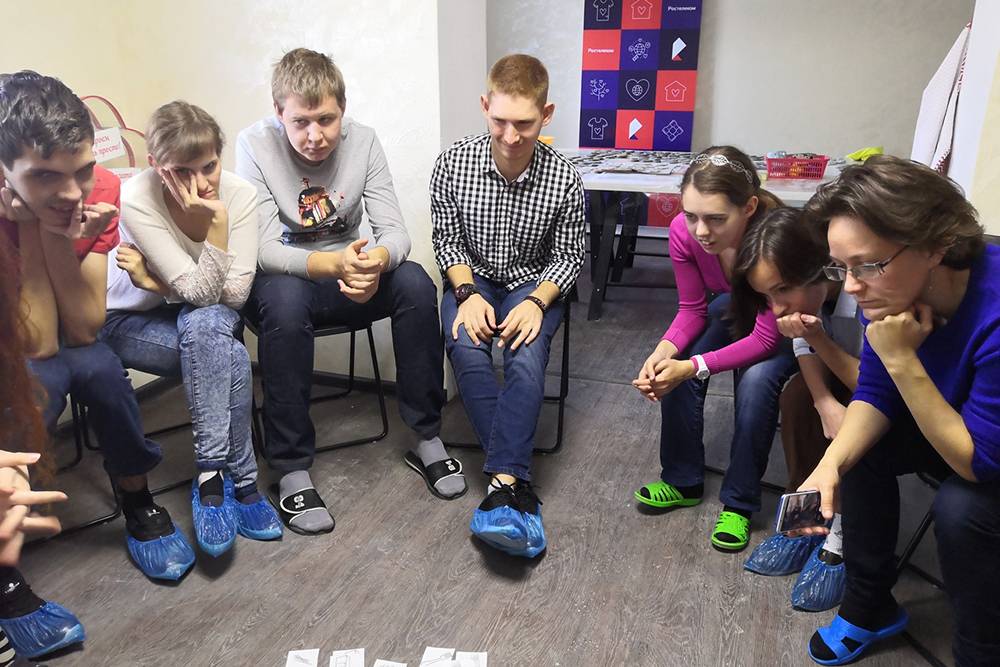 Групповые встречи с психологом проходят в формате игр и тренингов и помогают ребятам с инвалидностью научиться общаться с другими людьми