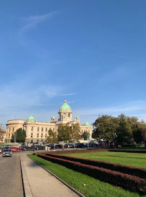 Это я гуляла по центру Белграда и любовалась зданием парламента