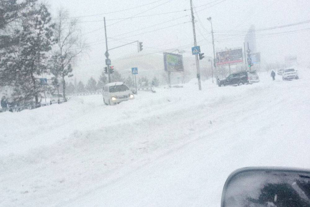 Классический снежный коллапс в Хабаровске: люди бросают машины прямо в сугробах, потому что не могут ехать дальше
