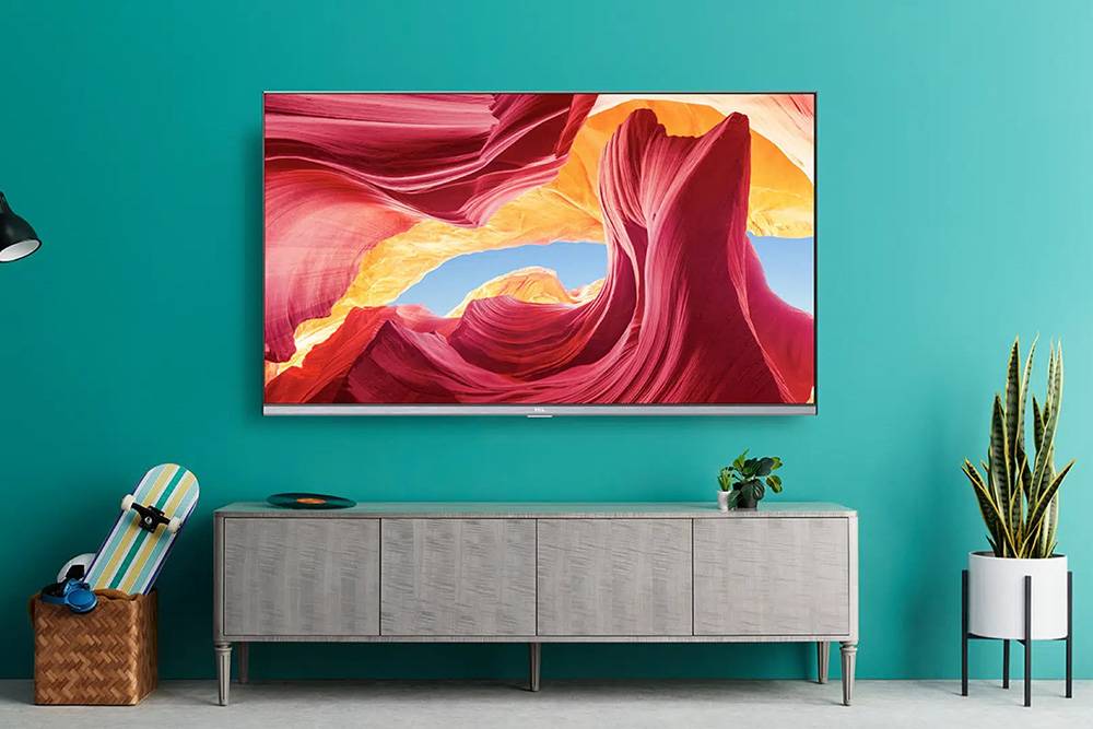 TCL P725 с LED-матрицей стоит сравнительно недорого, но отлично подходит для игр и фильмов. Хотя черный цвет у него выглядит скорее сероватым, а отклик в играх достаточно медленный. Источник: tcl.com