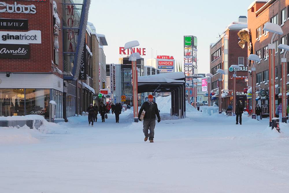 Торговые улицы Рованиеми зимой. Даже если выпало много снега, улицы быстро чистят. Источник: flightlog / Flickr