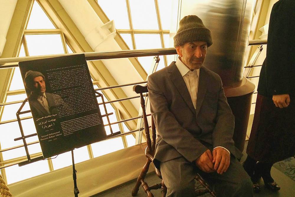 В башне расположен музей восковых фигур, посвященный великим иранцам. На фото — поэт Сейид Мухаммад Хусейн Тебризи, больше известный под&nbsp;литературным псевдонимом Шахрияр