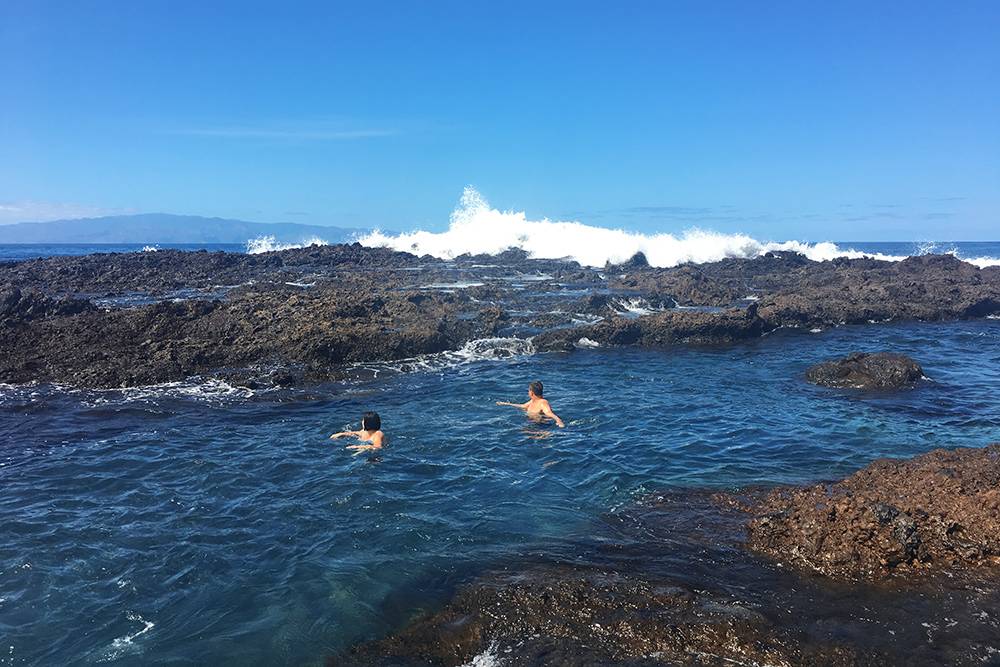 Больше всего на Тенерифе мне понравилось купаться в океанических бассейнах. Вода в них спокойная и теплая, хотя рядом бушует океан