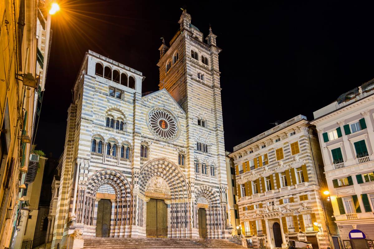 Кафедральный собор Сан-Лоренцо построили в 12—14 веках, а высокую боковую башню возвели в 16 веке. Фото: Leonid Andronov