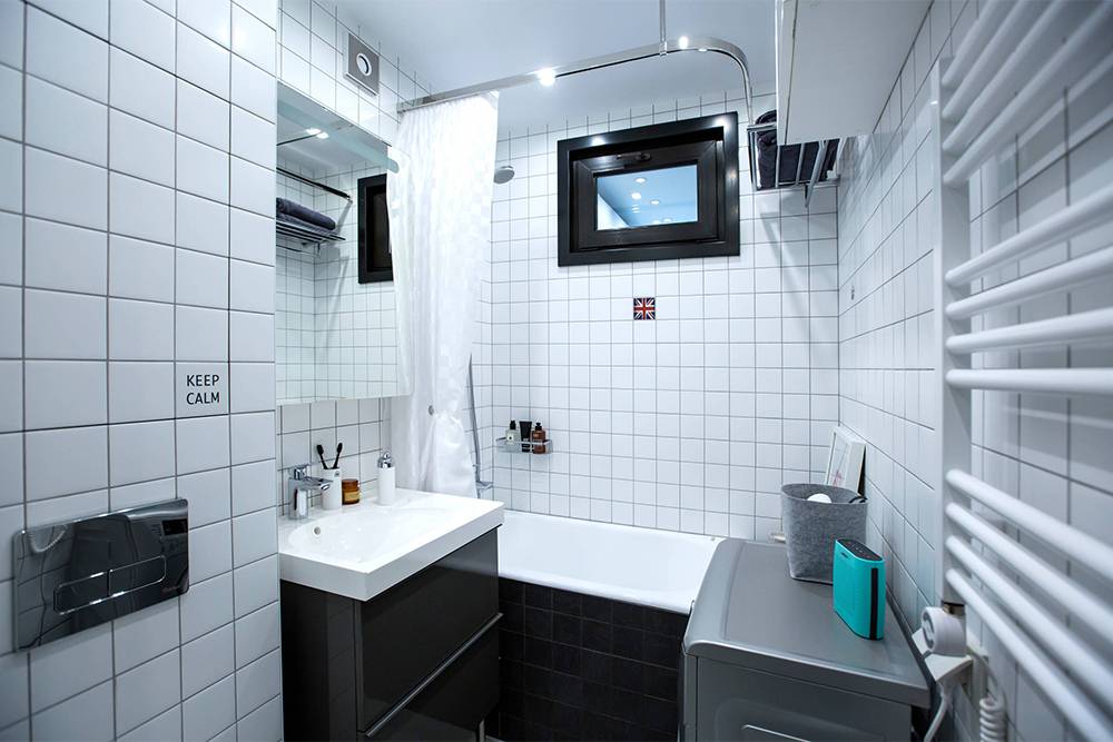 Так может выглядеть окошко между кухней и ванной в современном дизайне. Владелец квартиры решил не убирать его и заменил на стеклопакет. Источник: houzz.ru