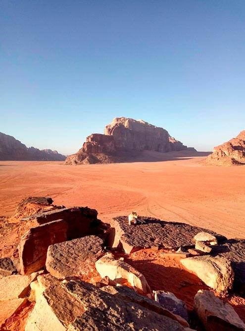 Пустыня Вади-Рам славится красным песком — не случайно фильм «Марсианин» снимали именно тут