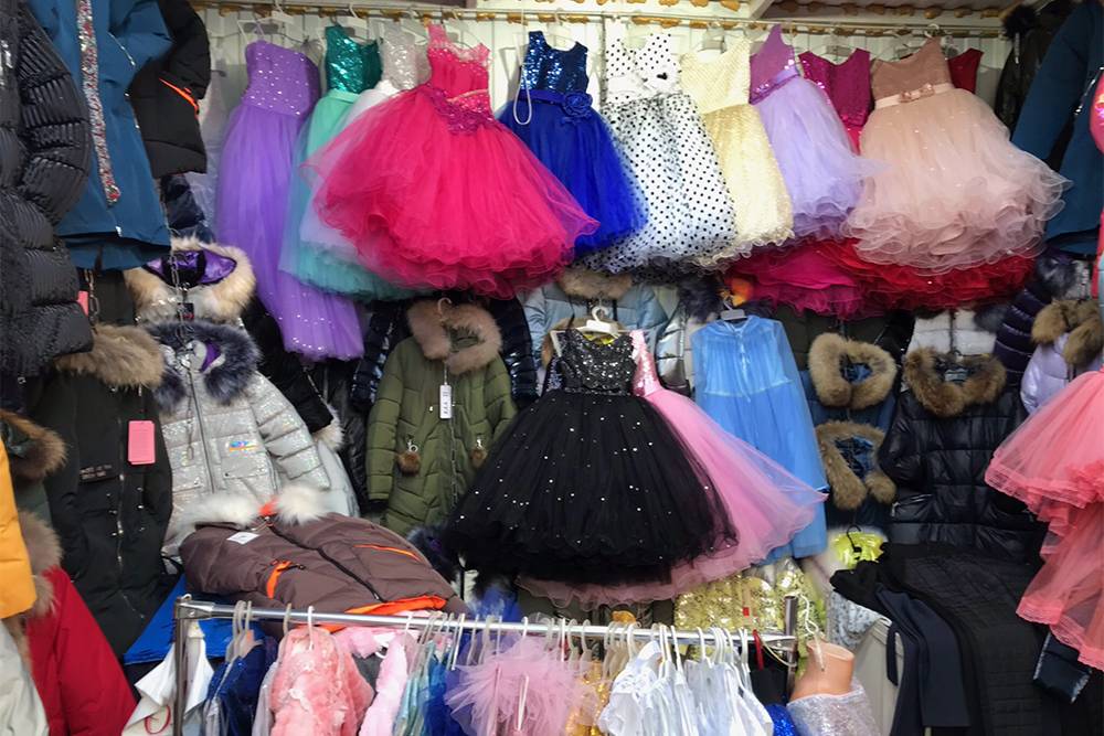 Ряды с одеждой для детей на Кировском рынке