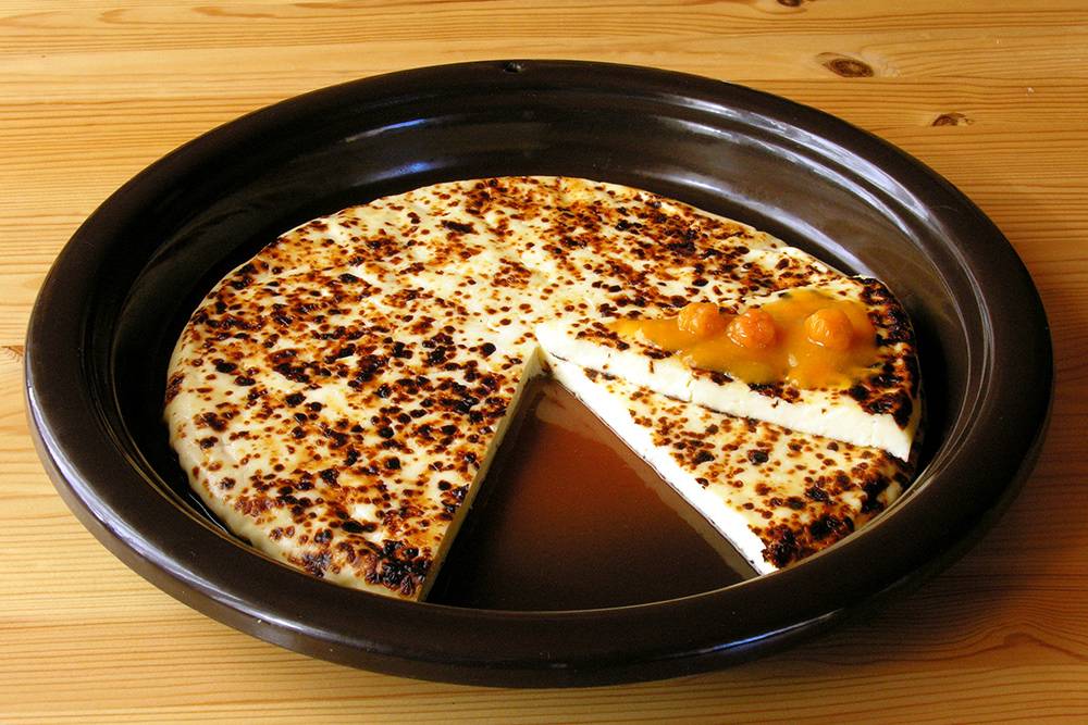 Лапландский сыр едят на десерт с брусничным или морошковым вареньем. Источник: Teemu Rajala / Wikipedia