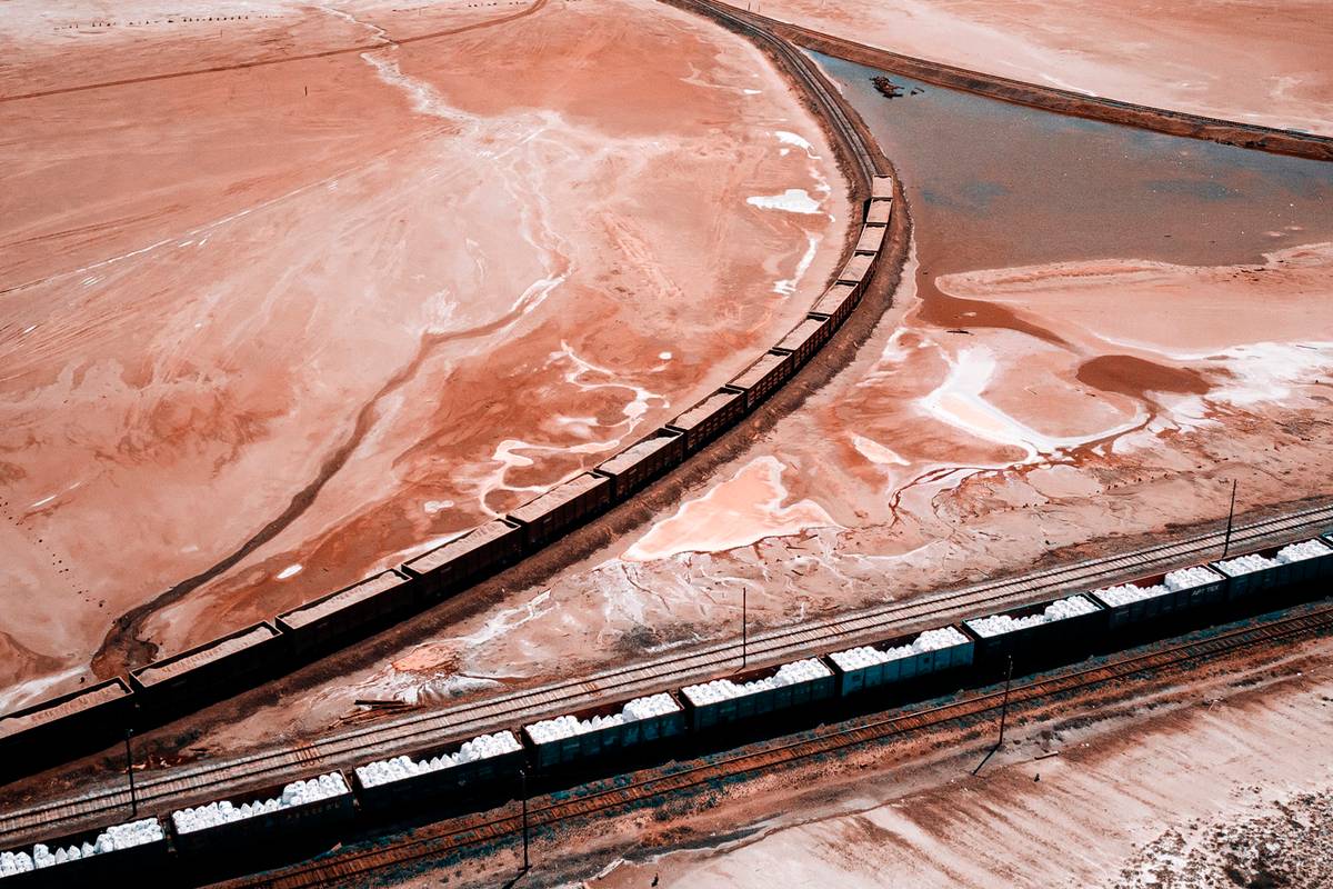 Добыча самосадочной соли на озере Баскунчак: комбайн собирает соль с поверхности, обезвоживает, дробит и грузит в вагоны. Фото: Alexandr_Polupanov&nbsp;/ Shutterstock