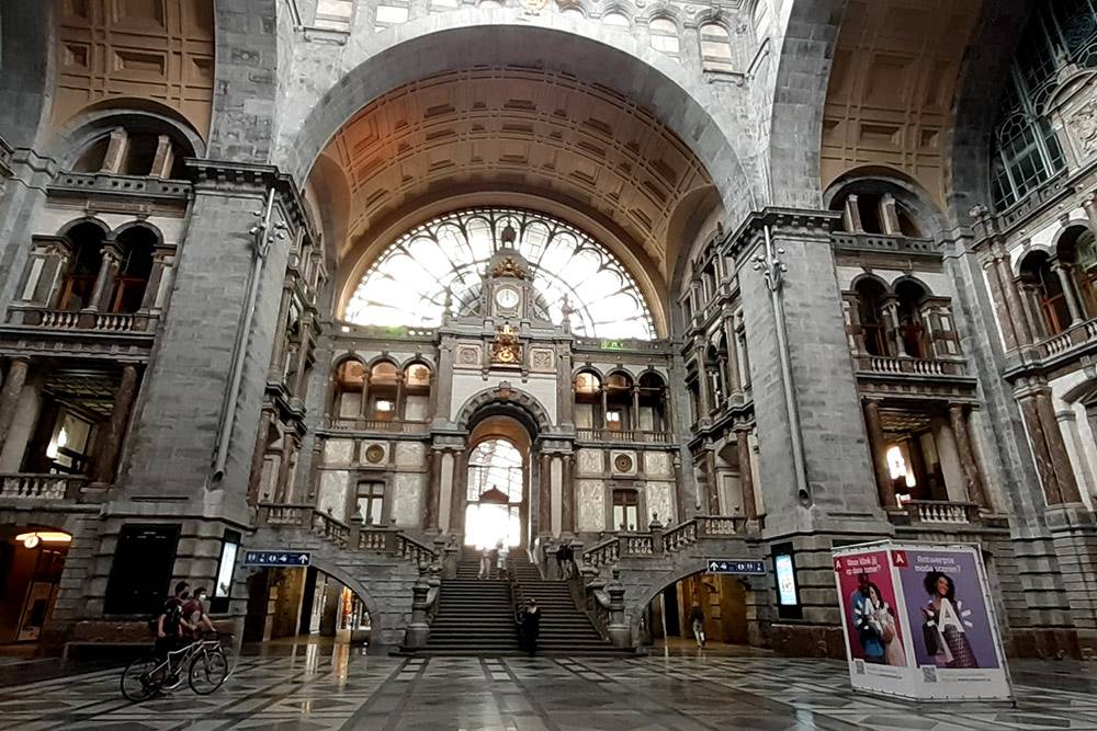 Так вокзал Антверпена выглядит изнутри