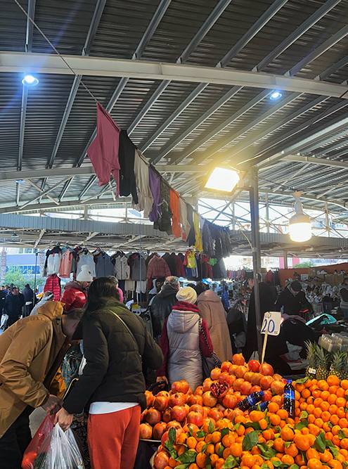 На нашем рынке рядом с фруктово-овощными палатками можно встретить развешанную одежду